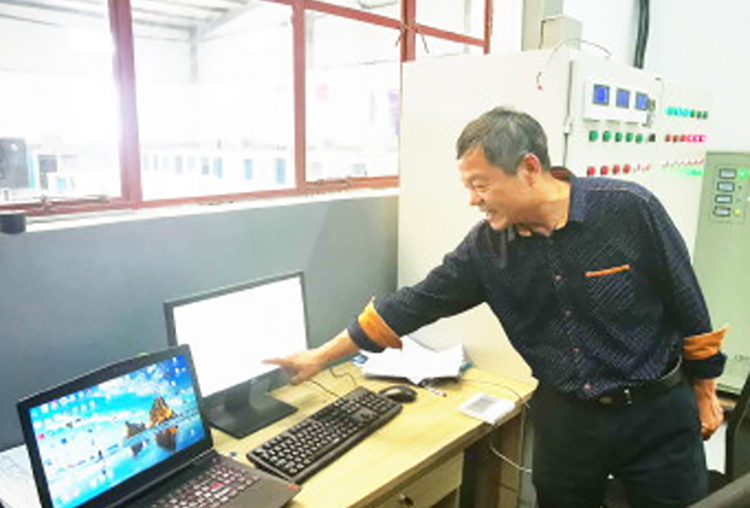17c在线观看科技總經理範同春指導工作